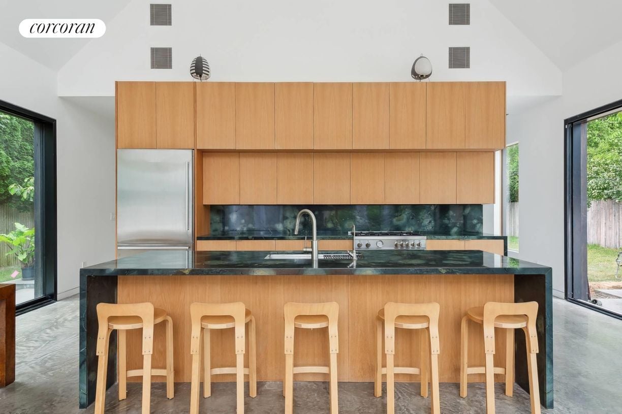 Building Photo - 47 Accabonac Rd