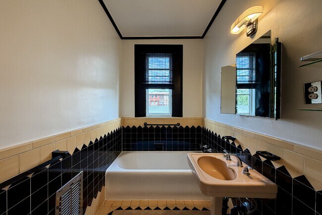 Building Photo - 1314 Hayworth Ave