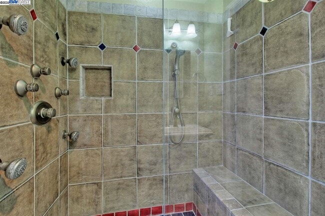 Building Photo - 623 Pineview Dr