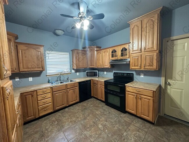Building Photo - Beautiful 3 bedroom 2 bathroom home.