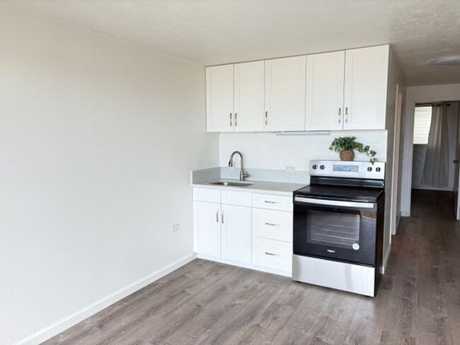Building Photo - Makaha Surfside - One Bedroom