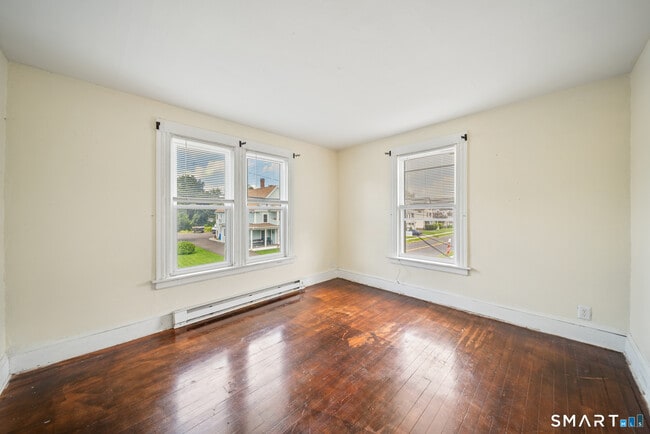 Building Photo - 143 Divinity St