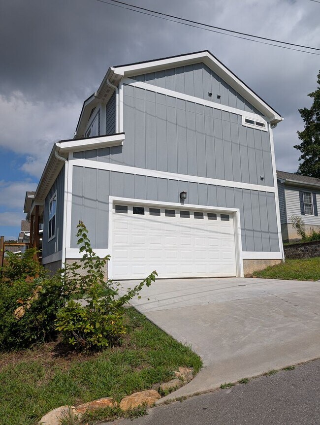Building Photo - Asheville Rental-Oakley Area