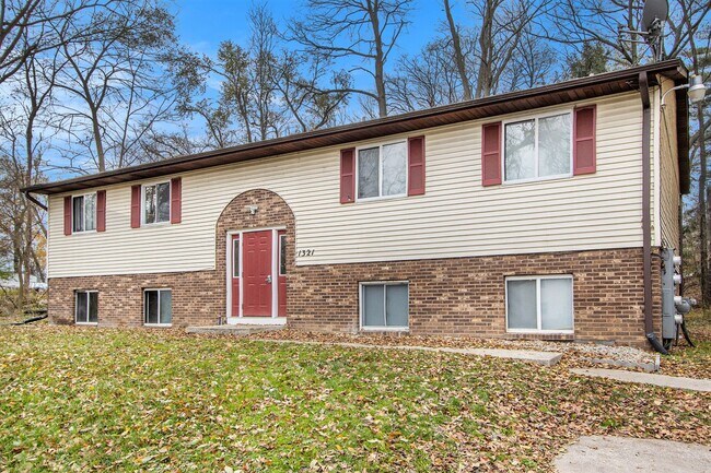 Building Photo - $1049 Renovated 2 bedroom 1 bathroom apartment with wooded views and patio