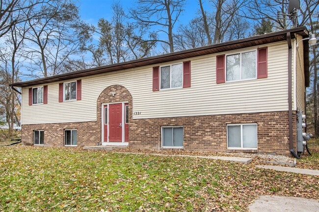 Building Photo - SUMMER MOVE IN SPECIAL- $300 off your move-in before JULY- Newly remodeled 1 bedroom 1 bathroom -...