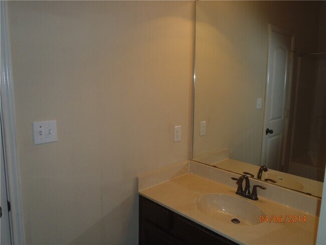 Building Photo - Luxury Duplex / Hutto TX
