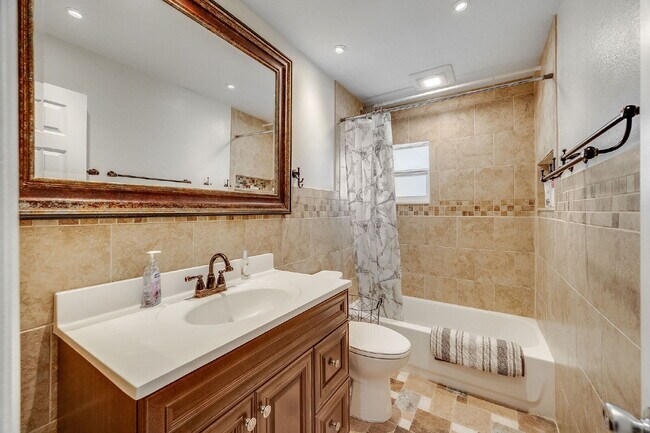 Building Photo - Updated 1 bedroom condo near the river!