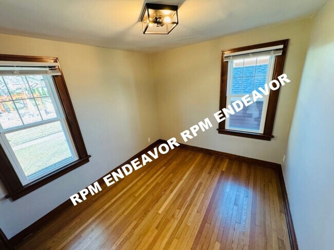 Building Photo - Downtown St. Charles 4BR Home | Walk to Main Street | Garage + Yard