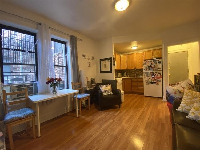 Building Photo - 124 Storms Ave