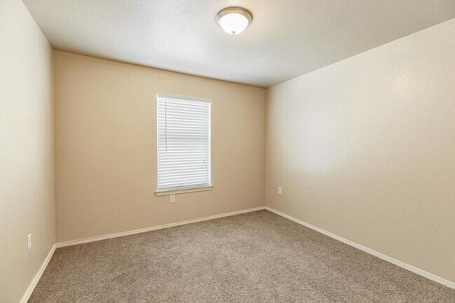 Building Photo - Charming 3 bedroom, 2 bath in Northeast El...