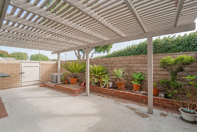 Building Photo - Beautiful 4 Bd Townhouse