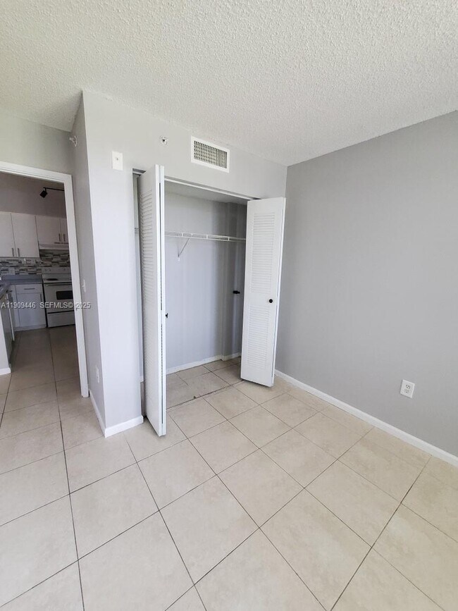 Building Photo - 7872 Sonoma Springs Cir