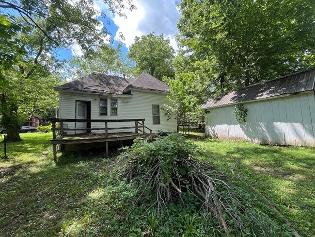 Building Photo - 615 N Almond St