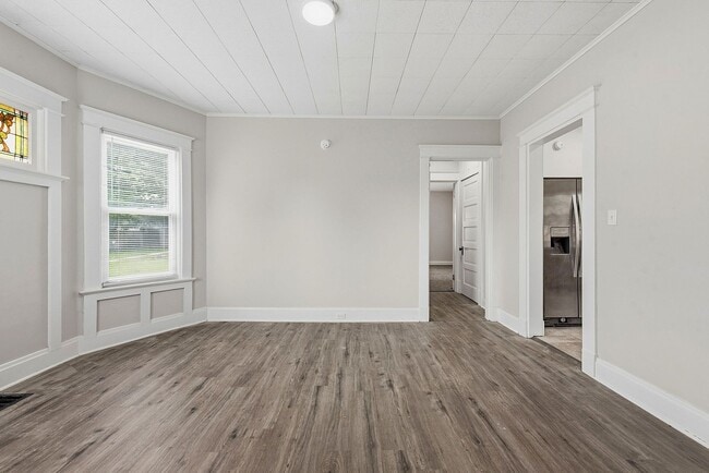 Building Photo - CHEVIOT: Charming 4 bed 2.5 bath 1 car detached garage