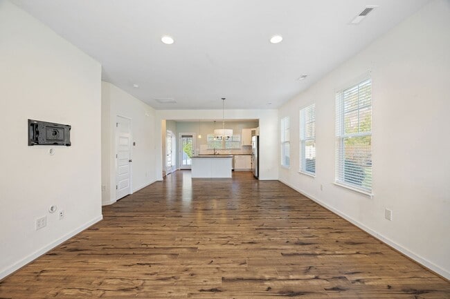 Building Photo - 3 Bedroom Corner Townhome!!! Available Early-Mid April****