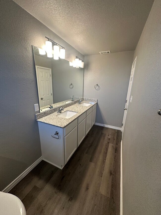 Building Photo - 3Bed/2Bath