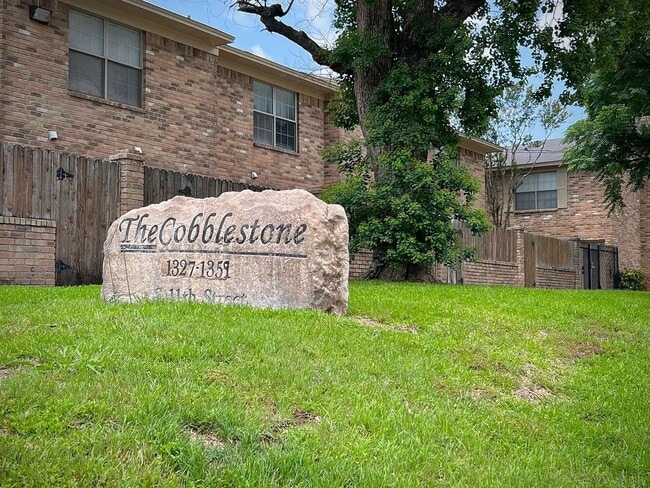 Building Photo - Updated condo at Cobblestone, closet to Campus!