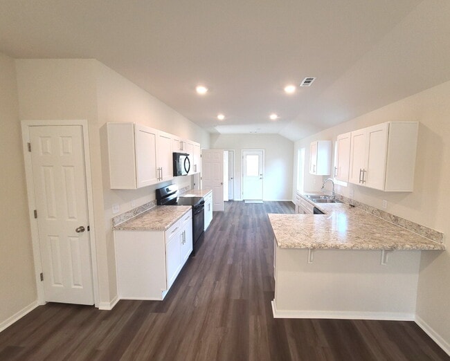 Building Photo - 3-Bedroom Home with 2 Full Baths in Prime Fayetteville Location