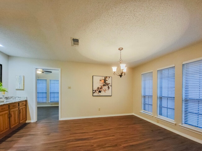 Building Photo - Stunning 3-2-2 in Arlington