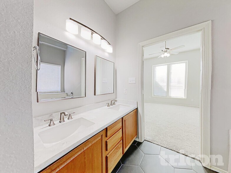 Building Photo - 2205 Highland Hills Dr