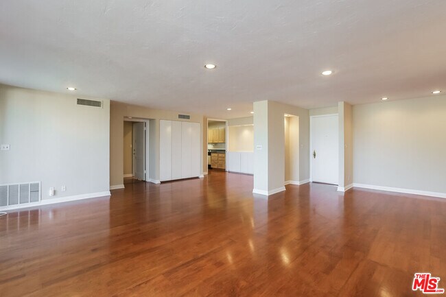 Building Photo - 723 Palisades Beach Rd