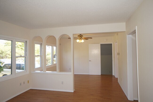 Building Photo - NE Portland 3 bedroom Rose City Park