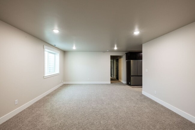 Building Photo - 715 Pine Ridge Ln