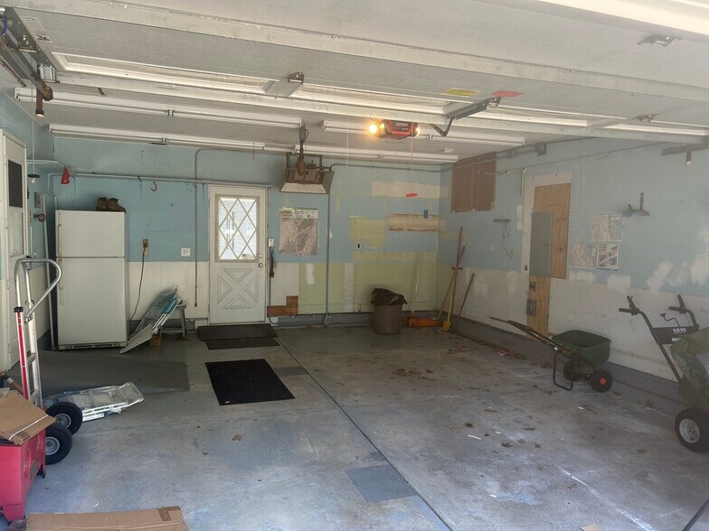 Building Photo - 6481 Ambrose Dr