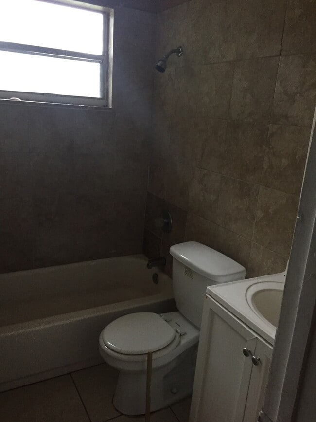 Building Photo - Nice 3-1 house next to SWAP SHOP