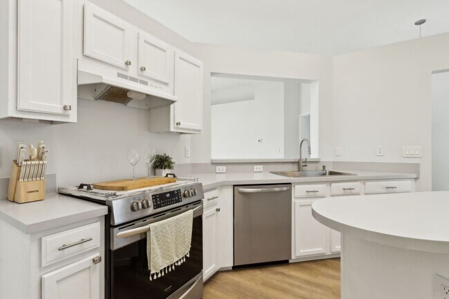 Building Photo - Adorable Newly Renovated 3/2