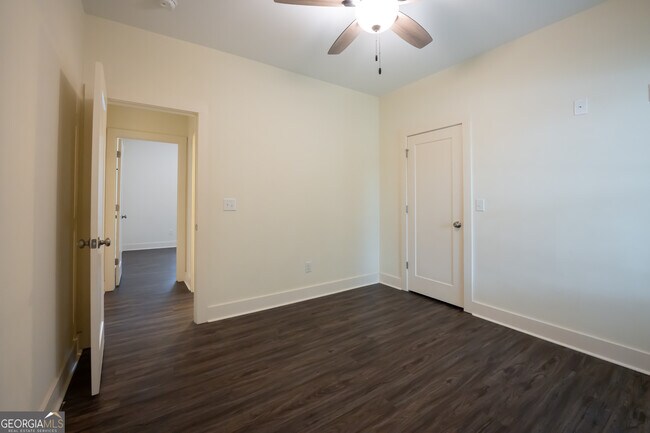 Building Photo - 1000 Bell Cir