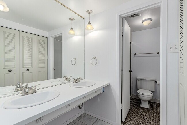 Building Photo - Three Bed / Two bath at the Cherry Creek P...