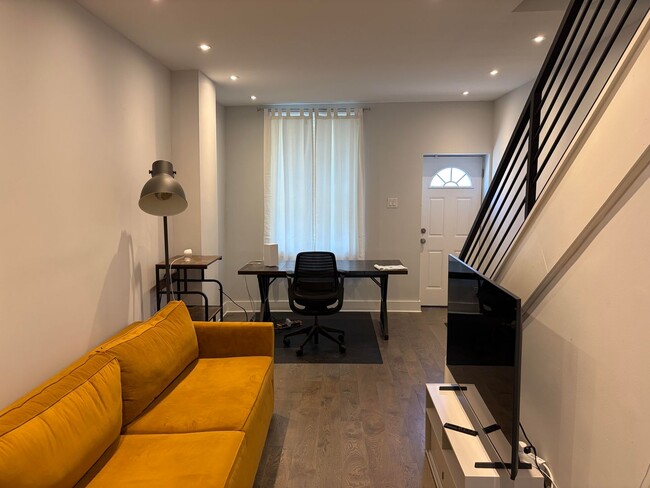 Building Photo - Modern 2- Story Townhome with Fenced in Ba...