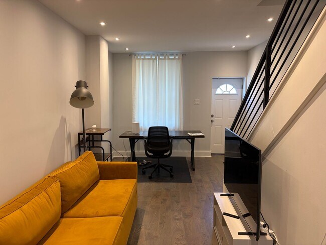 Building Photo - Modern 2- Story Townhome with Fenced in Back Yard