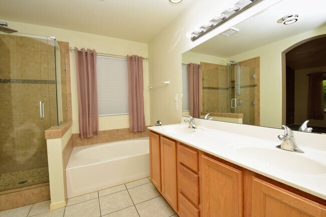Building Photo - Bright & Open SE Tucson 3 Bed 2 Bath with ...