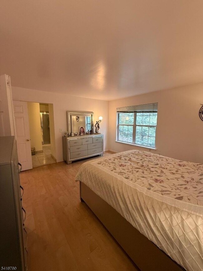 Building Photo - 195 Matlook Pl