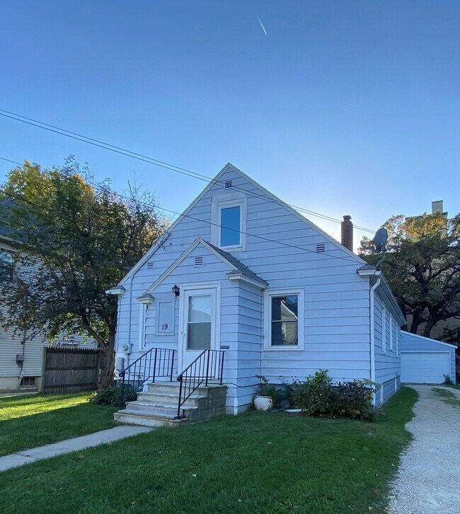 Building Photo - 19 7th Ave NE