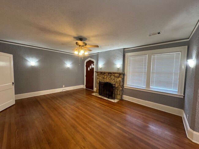 Building Photo - Lovely Cloverdale Idlewild Home