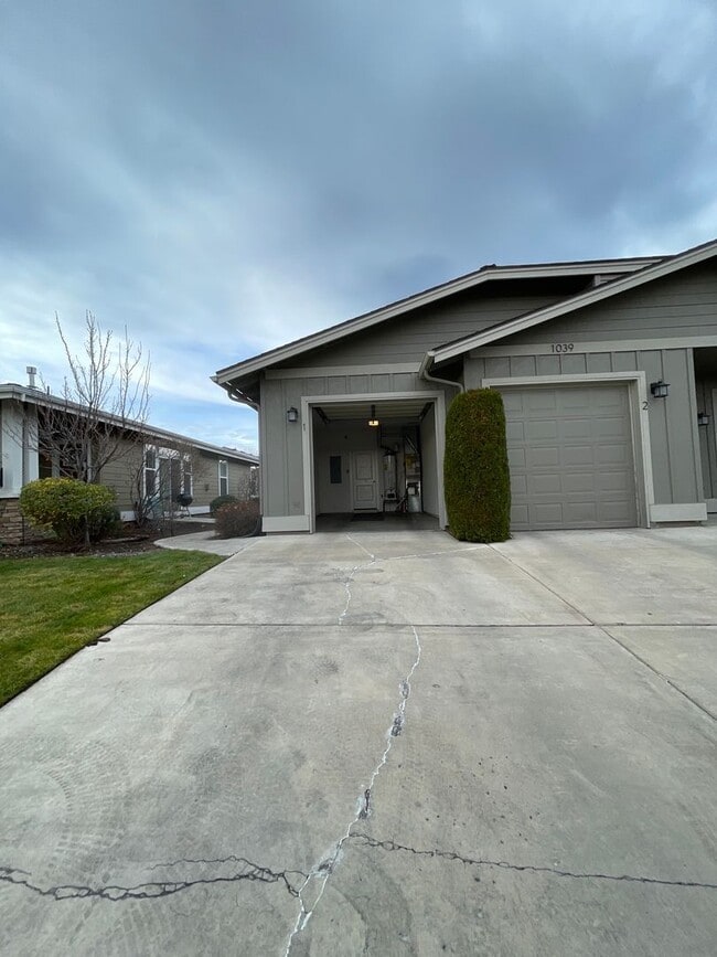 Building Photo - 1039 NE Watt Way