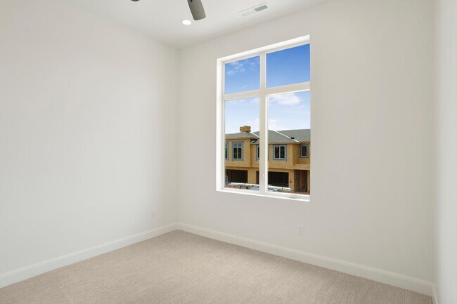 Building Photo - 990 Manen St