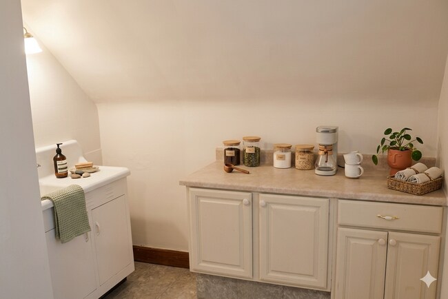 Building Photo - Your Modern Abode