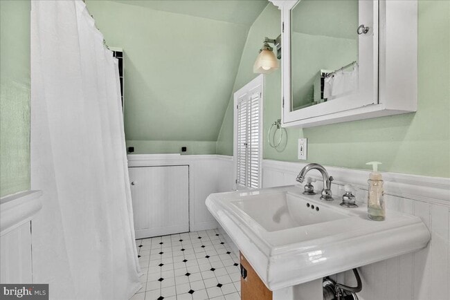 Building Photo - 2412 N Columbus St