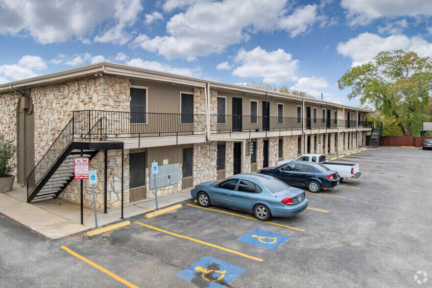 Unit Exterior - Aristocrat Apartments