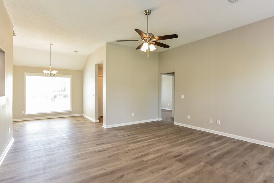 Building Photo - 416 Lake Forest Dr