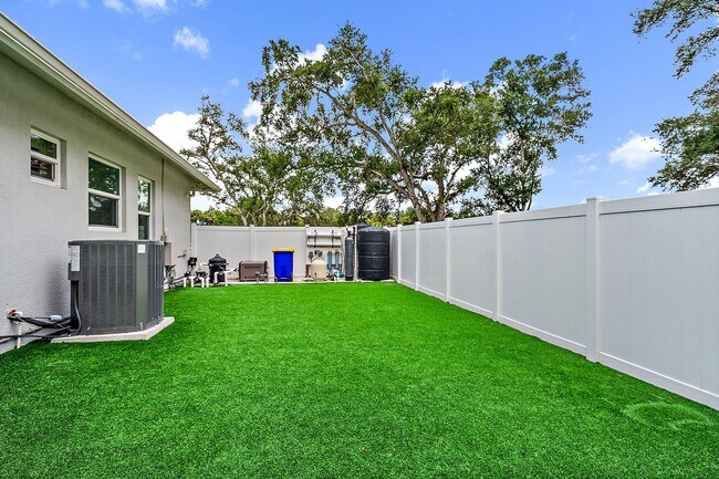 Building Photo - 12955 SW Kanner Hwy