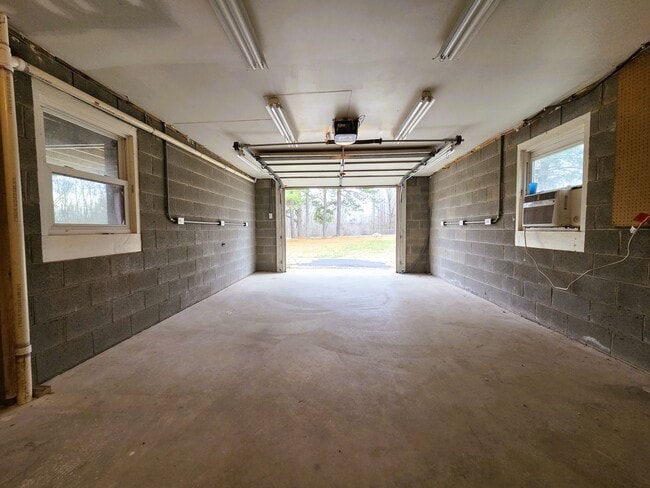 Building Photo - Remodeled ranch on large serene lot in Amelia County.