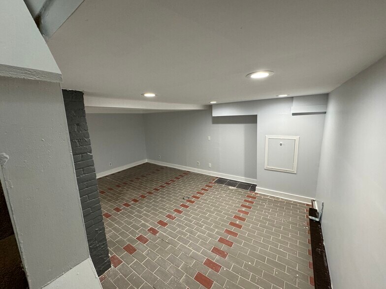 Building Photo - 3774 Lake Ave
