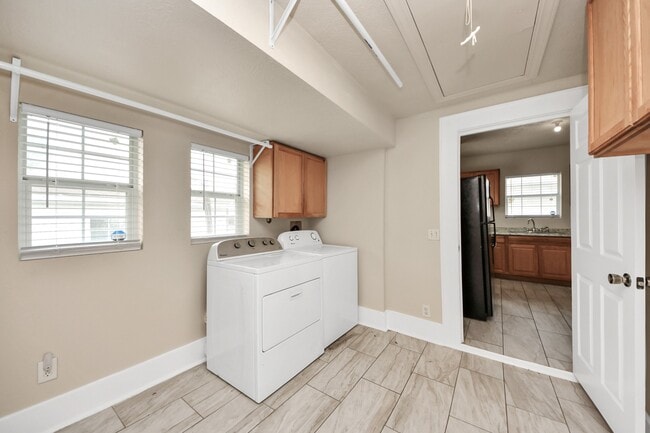 Building Photo - 201 W Pitts Ave