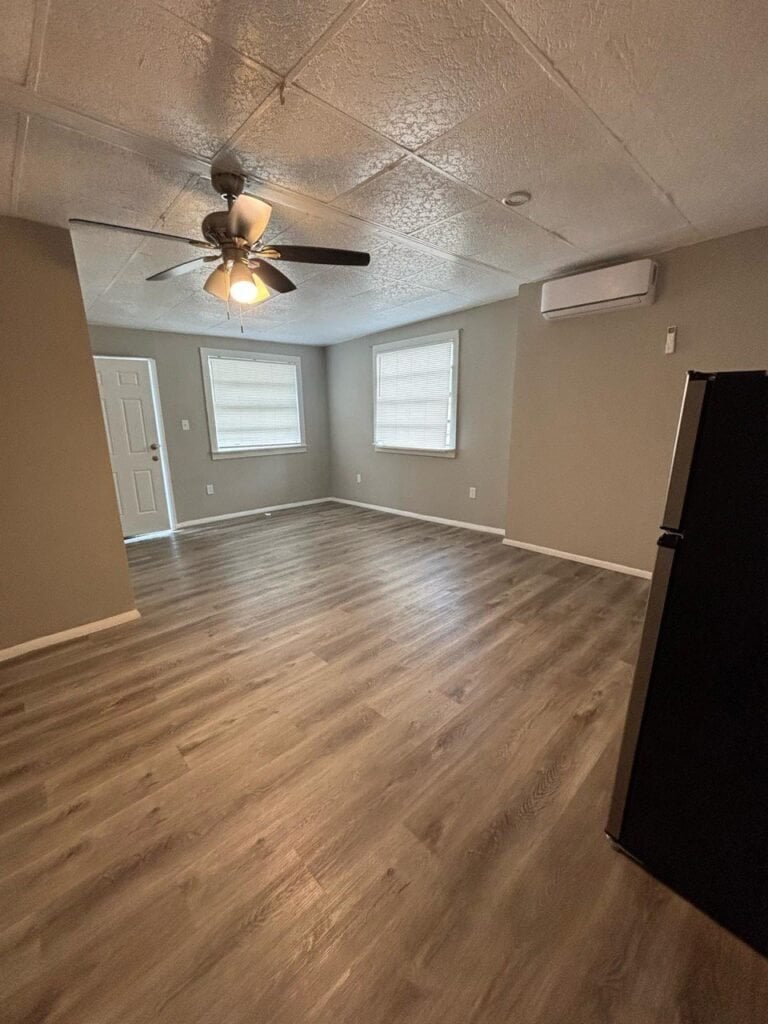 Building Photo - 2014 Pineway Dr