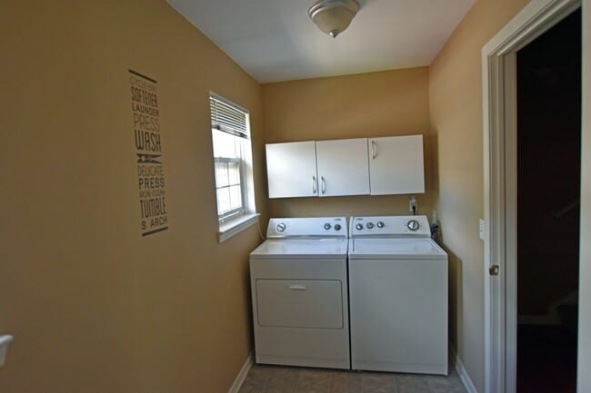 Building Photo - 3-Bedroom, 2-Bath, 2-Car Garage Condo, Ste...